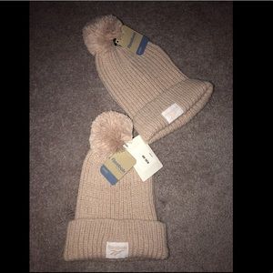 ✨BRAND NEW✨ Women’s Pom Pom beanie